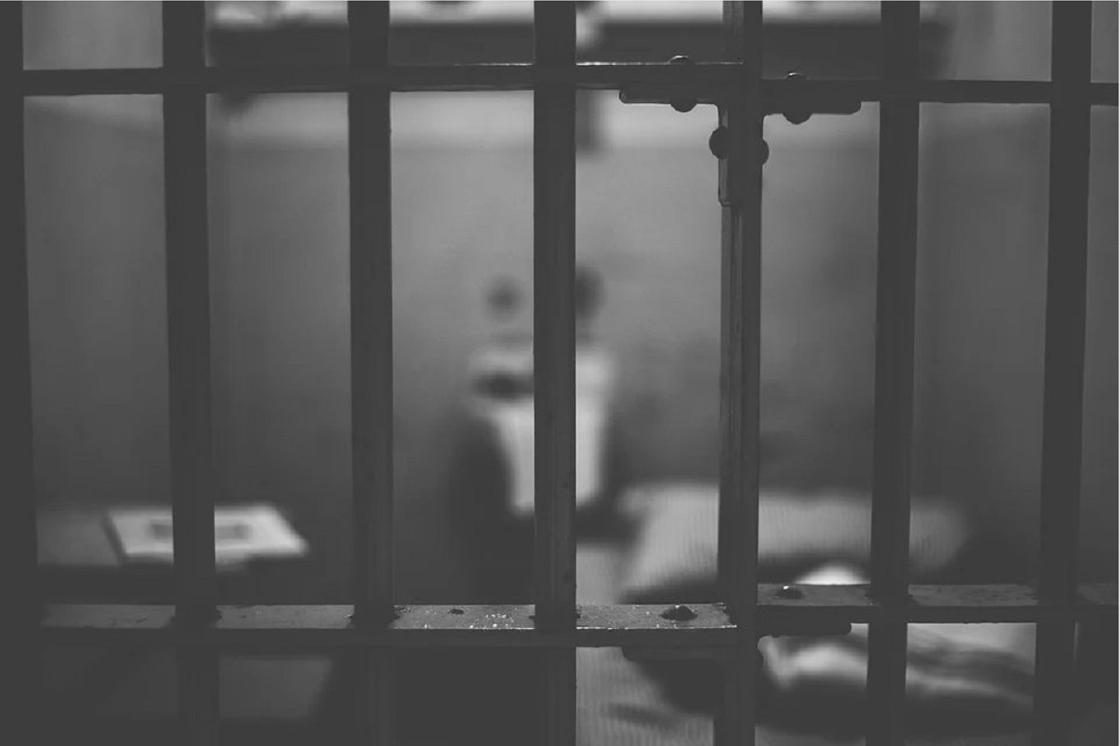 Атырауда полиция қызметкері түсті ас ішуге кеткенде ұсталған азамат өзін асып өлтірді Атырауда полиция қызметкері түсті ас ішуге кеткенде ұсталған азамат өзін асып өлтірді