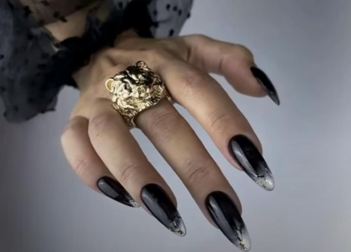 Длинные миндалевидные ногти, покрытые черным лаком, с прозрачными кончиками
