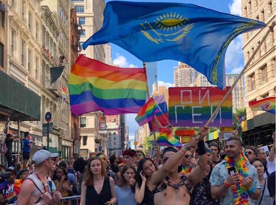 Геи из Казахстана возглавили колонну на параде в Нью-Йорке (фото)