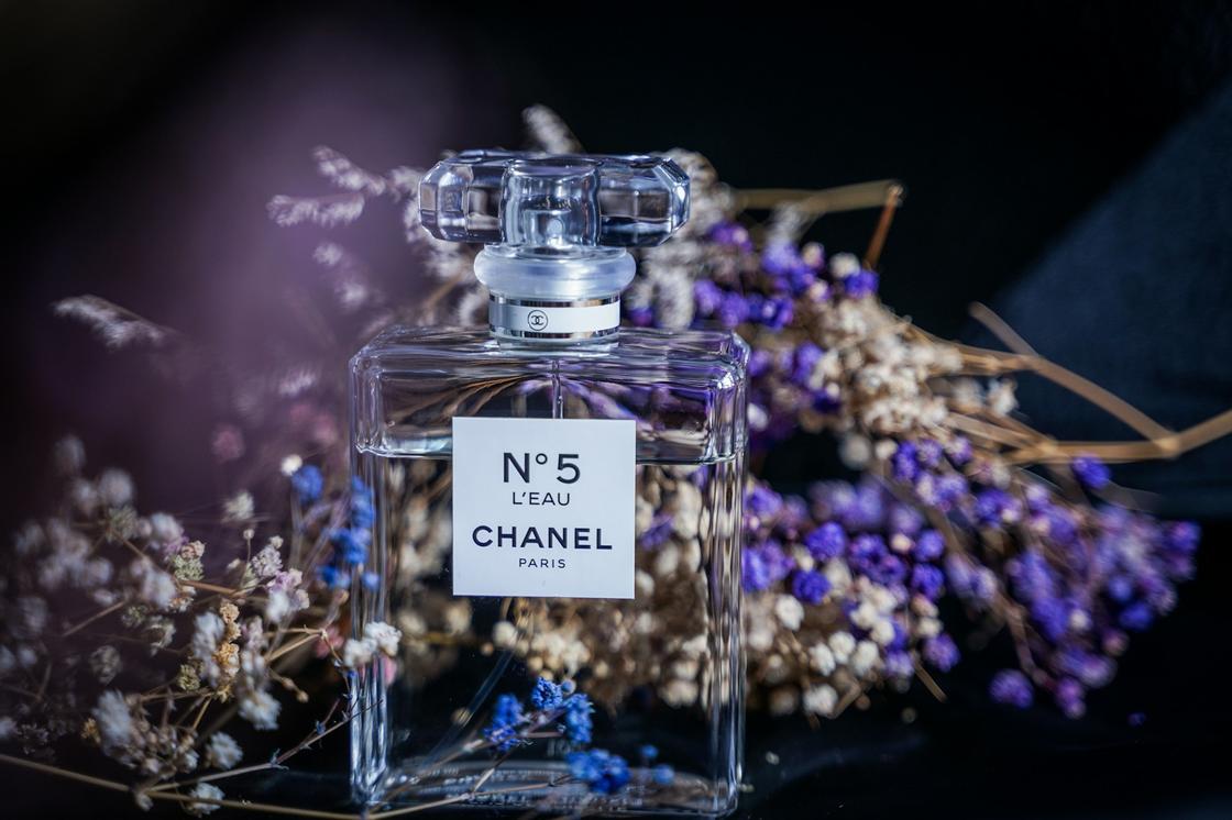 На столе парфюм Chanel №5 L'Eau