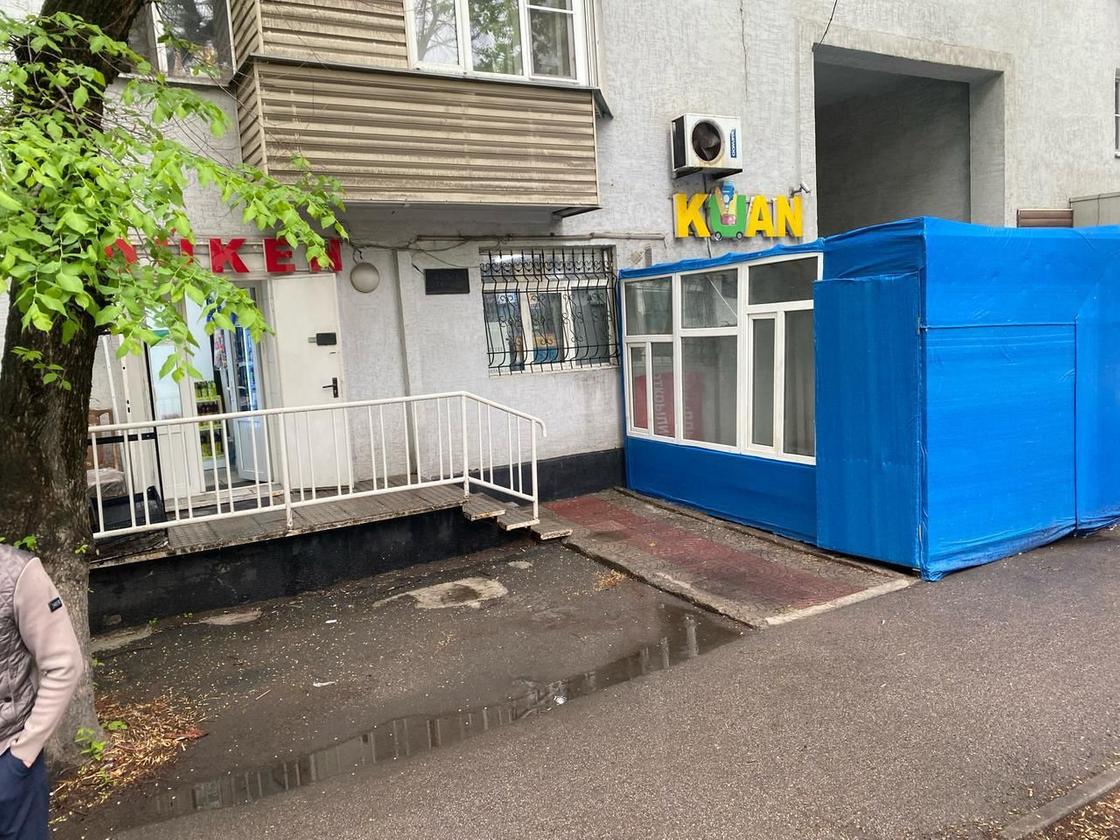 Ларек у жилого дома Ларек у жилого дома