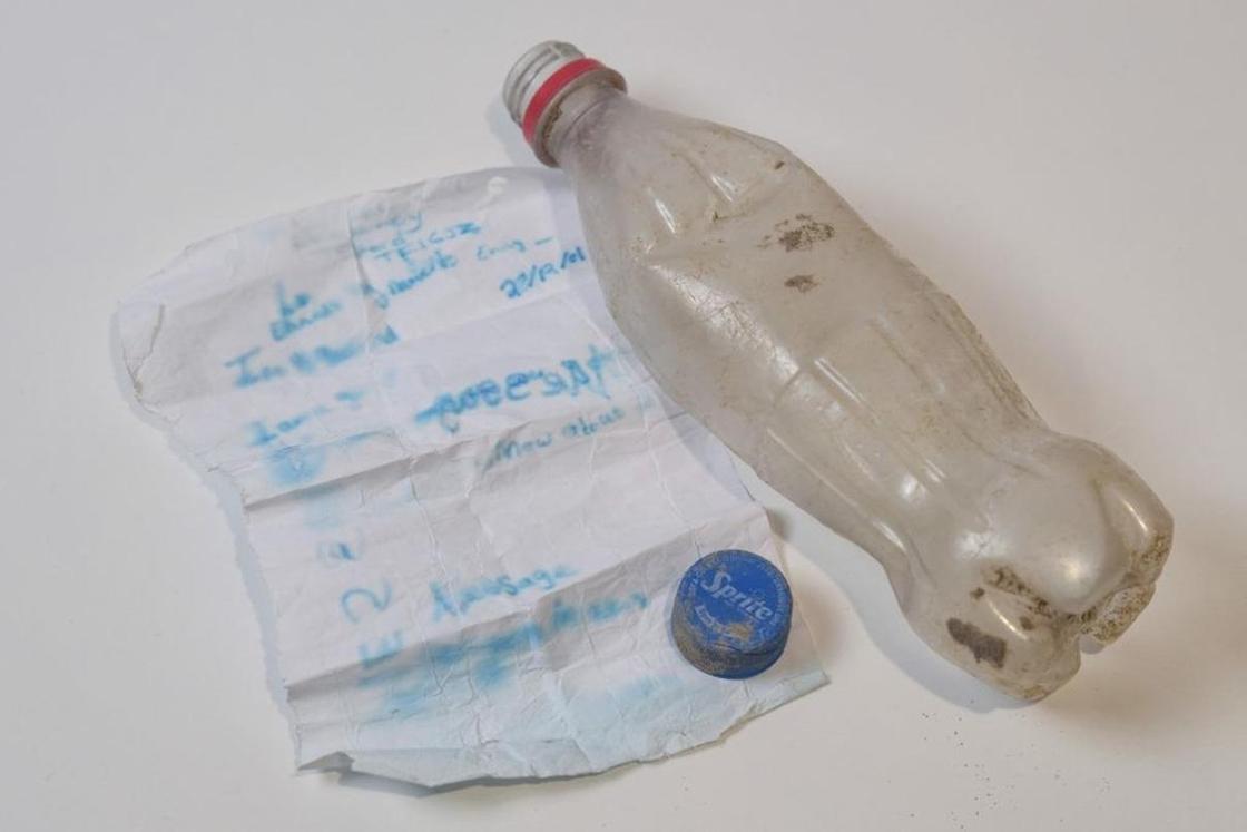 Девочка бросила в море бутылку с письмом, и оно вернулось к ней спустя 17 лет
