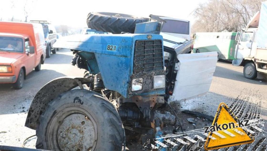 Трактор разорвало на две части в ДТП в Алматы (фото)