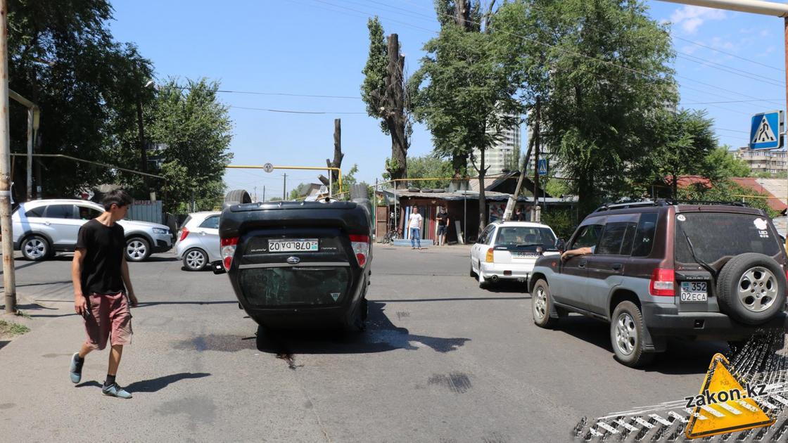 Беременная женщина пострадала в аварии в Алматы (фото)