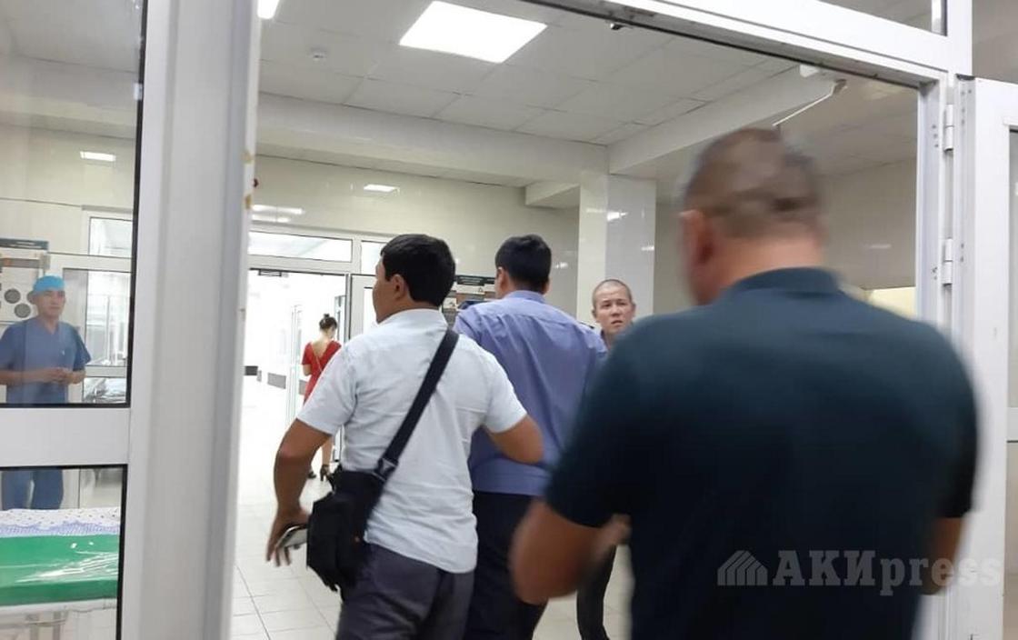45 человек пострадали при попытке захвата Атамбаева: минздрав рассказал подробности (фото)
