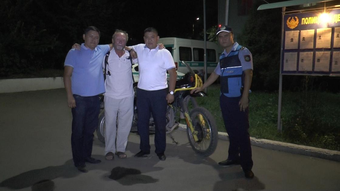 Полицейские Алматы вернули гражданину Германии угнанный мотоцикл