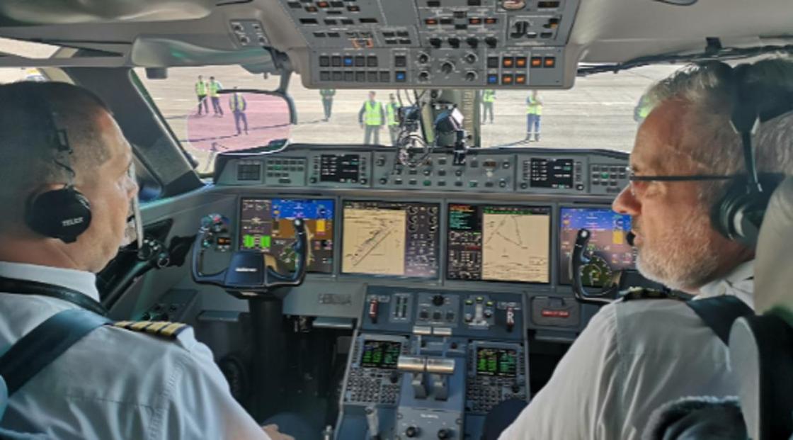 Экипаж идущего на мировой рекорд самолета приземлился в Нур-Султане (фото)