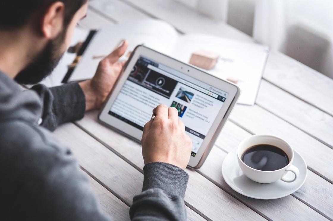 Парень работает с планшетом Парень работает с планшетом