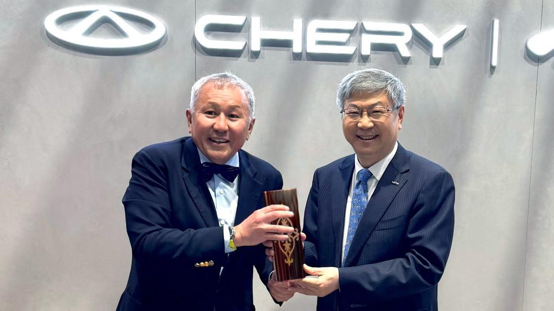 "Астана Моторс" негізін қалаушы Нұрлан Смағұлов және Chery Automobile төрағасы Yin Tongyue "Астана Моторс" негізін қалаушы Нұрлан Смағұлов және Chery Automobile төрағасы Yin Tongyue