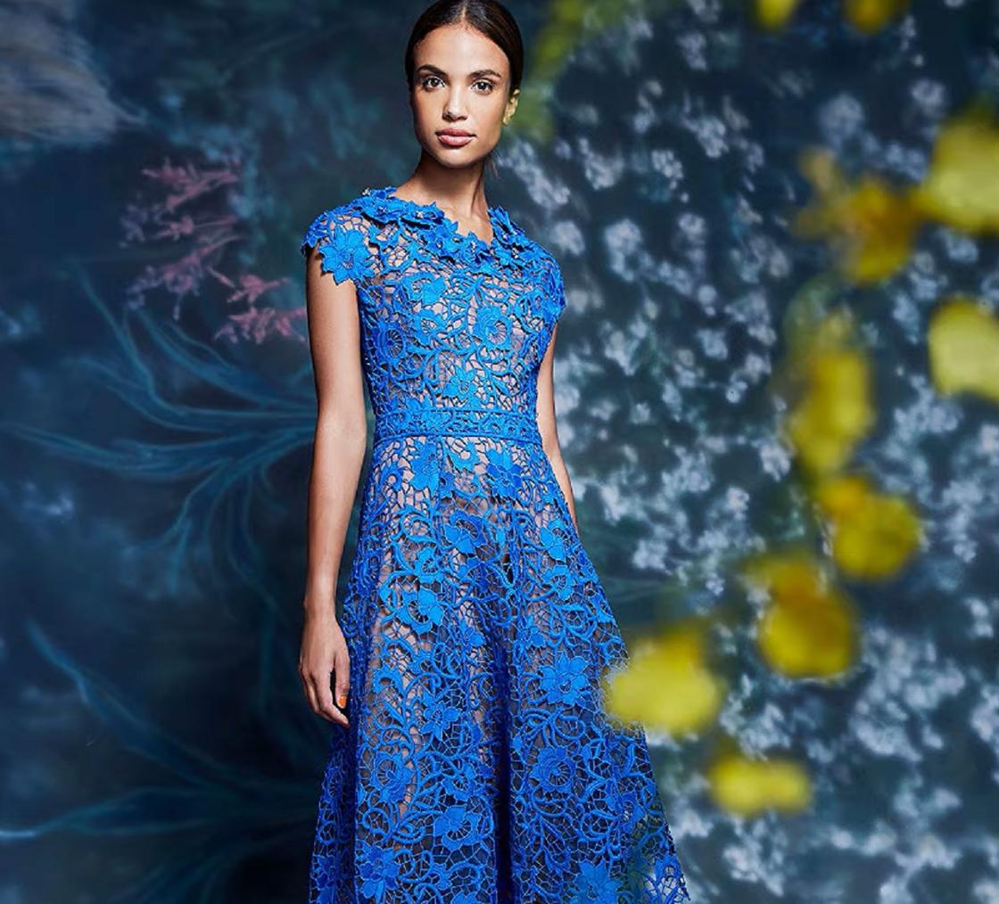 Кружевное платье синего цвета на модели