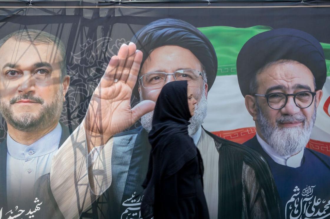 Плакаты с изображением погибшего президента Ирана
