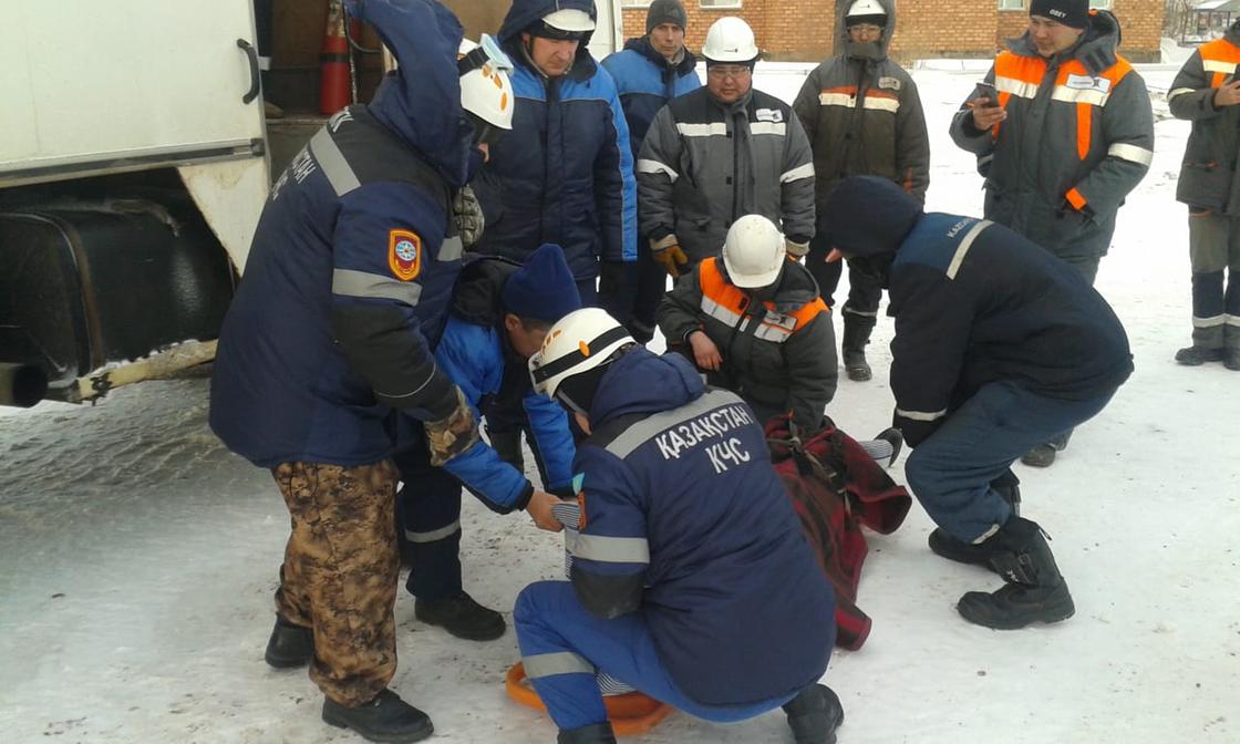 Мужчину придавило машинами в снежном заторе в Карагандинской области Мужчину придавило машинами в снежном заторе в Карагандинской области