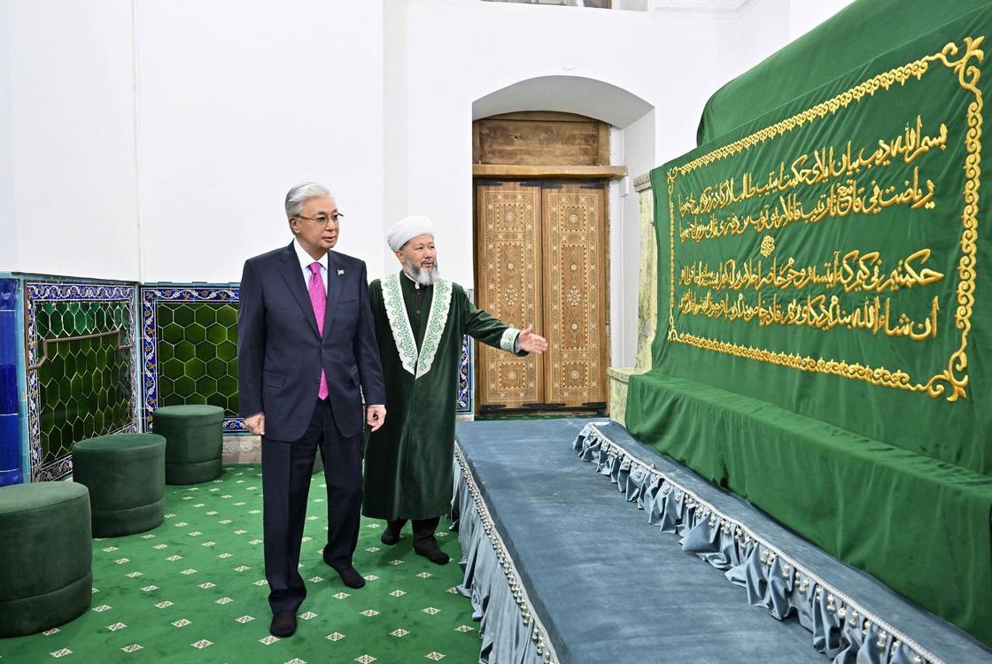 Қасым-Жомарт Тоқаев Қожа Ахмет Ясауи кесенесіне зиярат етті