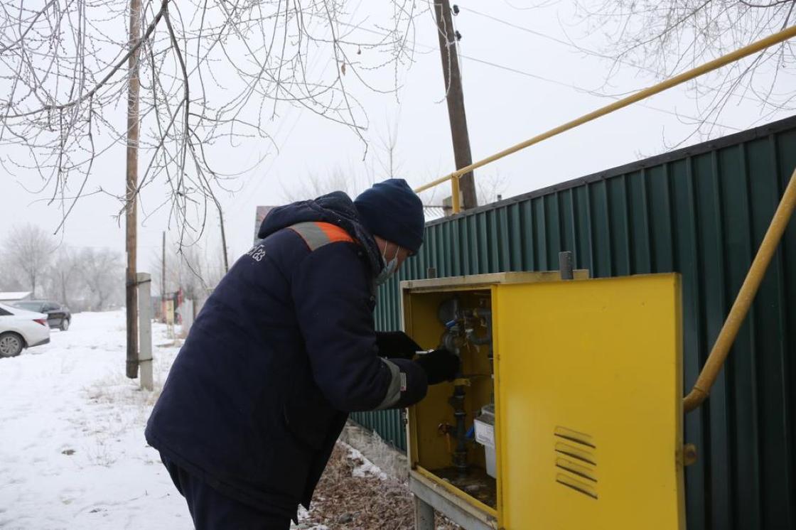 Рабочий возле газового оборудования