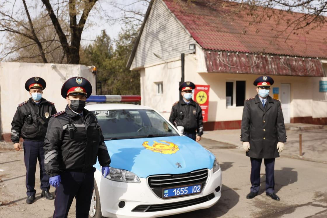 Полицейский рассказал о службе на посту возле инфекционной больницы Алматы
