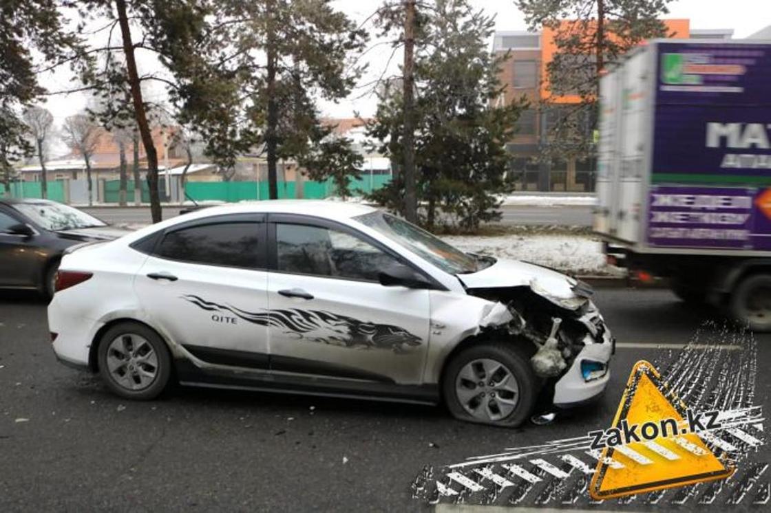 Затор образовался из-за столкновения двух машин на Суюнбая в Алматы (фото)