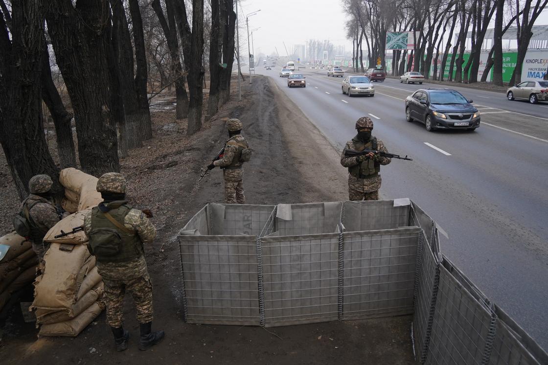 Военные на блокпосту в Алматы
