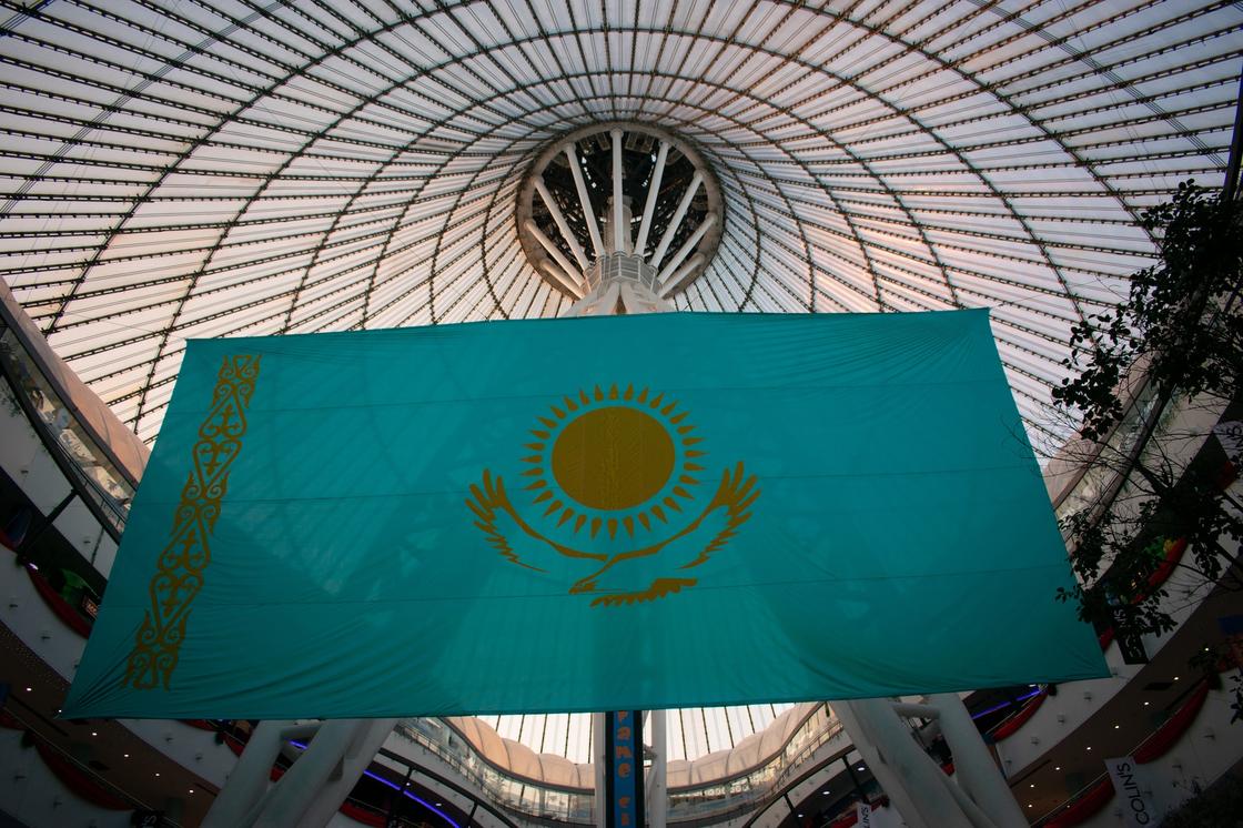 Флаг Казахстана в купольном помещении