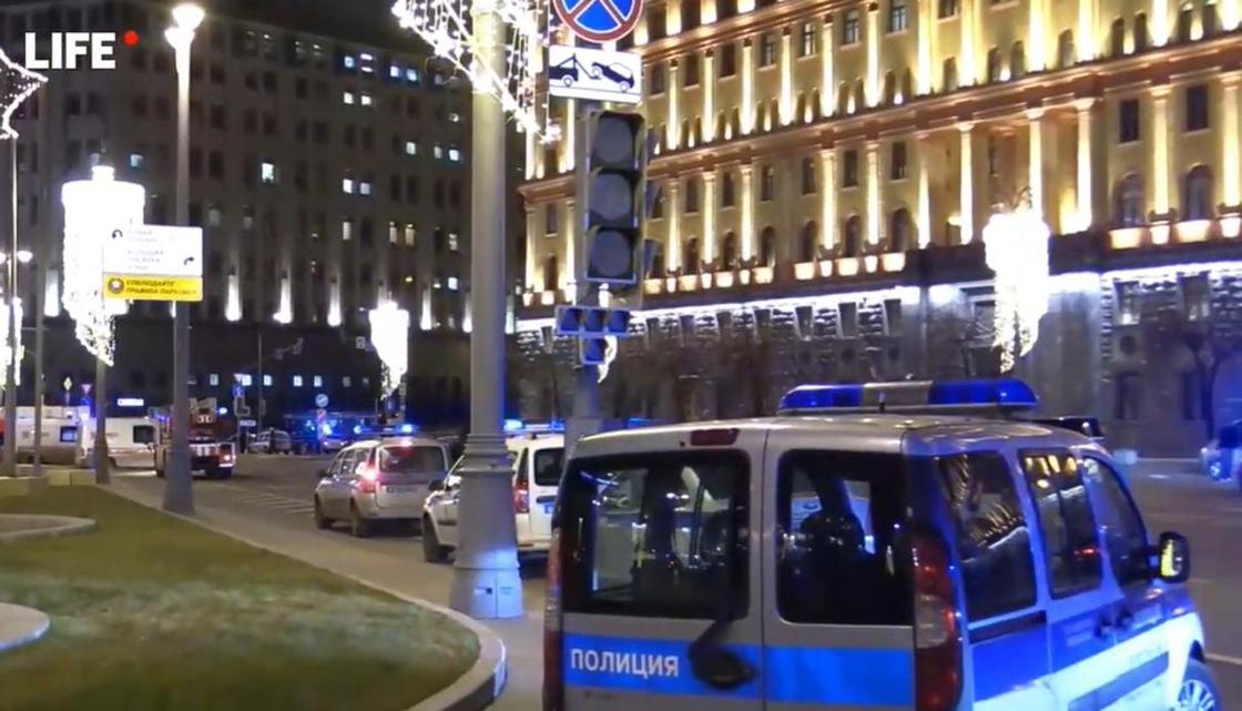 Неизвестные открыли огонь у здания ФСБ в Москве: сообщается о жертвах (фото, видео)