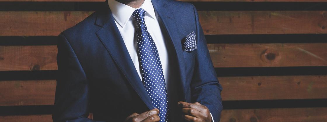 Мужчина-бизнесмен в синем костюме