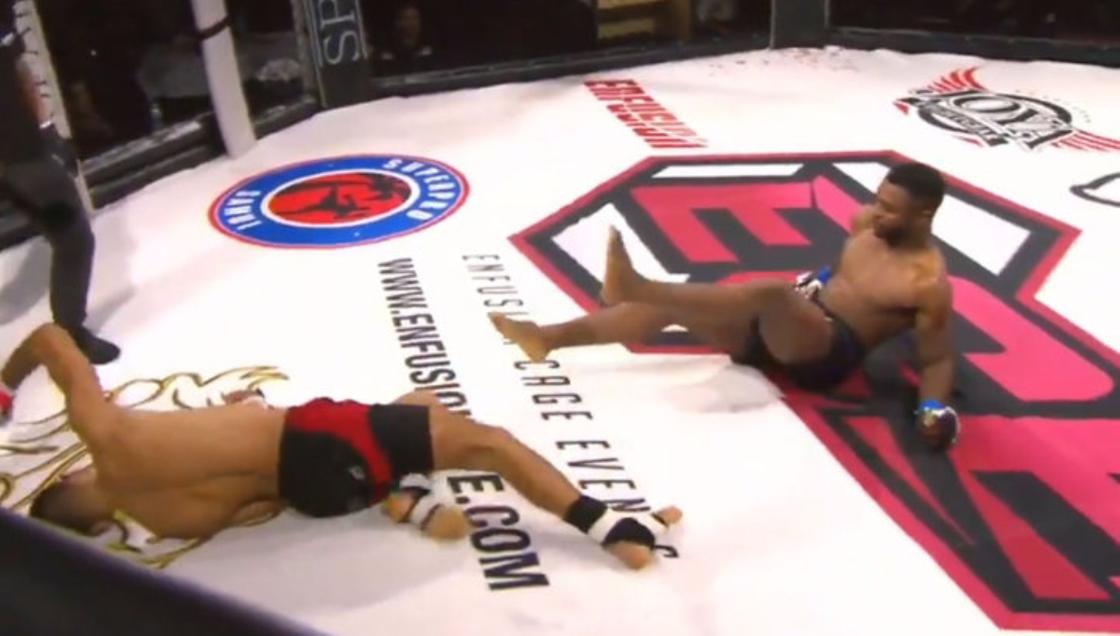 Два бойца MMA одновременно отправили друг друга в нокдаун