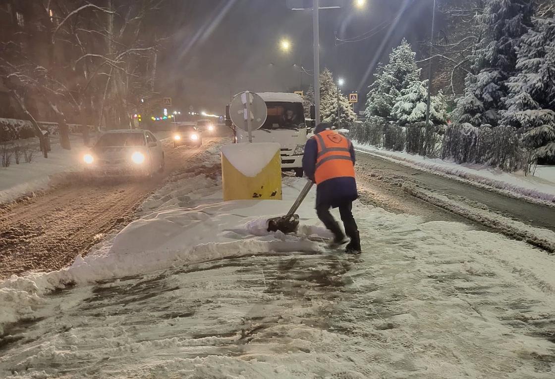 Уборка снега в Алматы