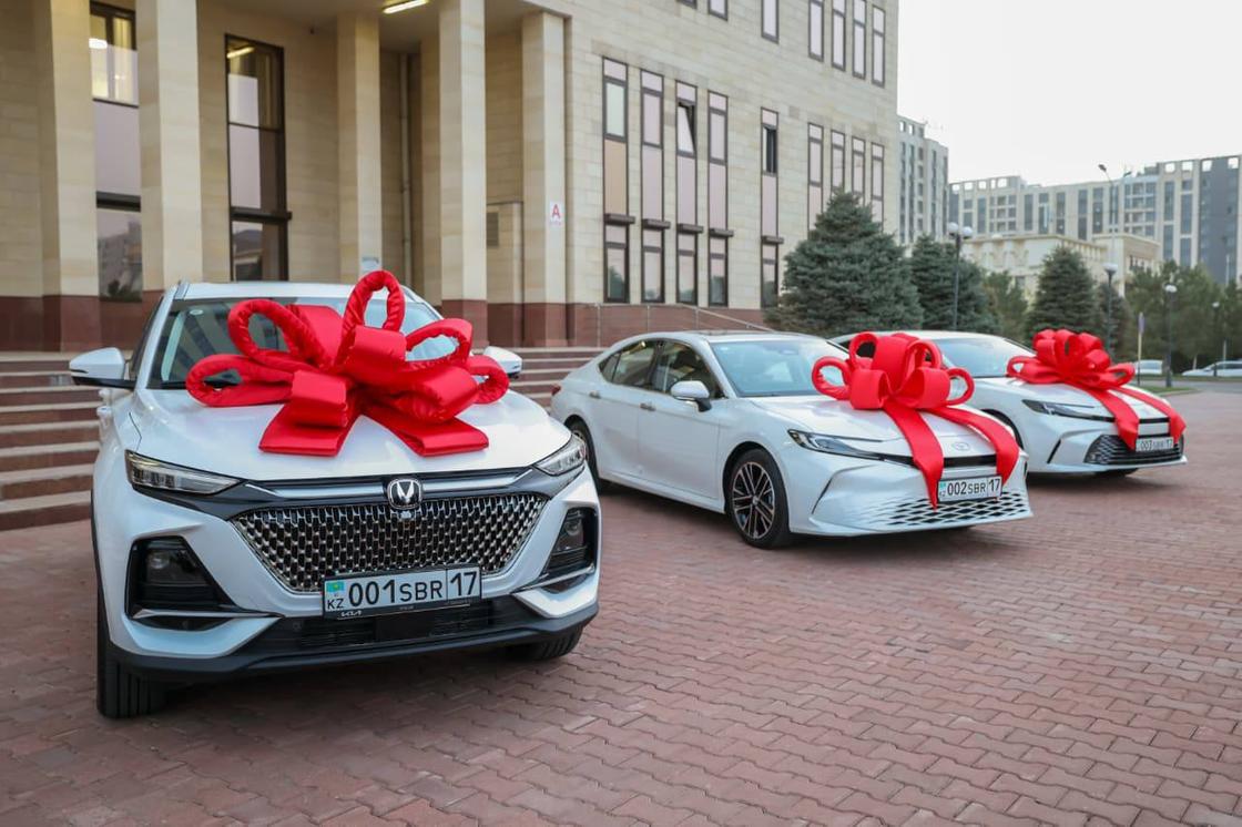 жеңімпаздарға берілген көліктер