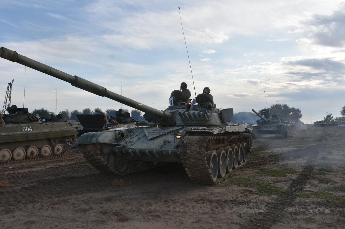 Курсанты-выпускники совершили марш на 100 км на боевых машинах пехоты и танках