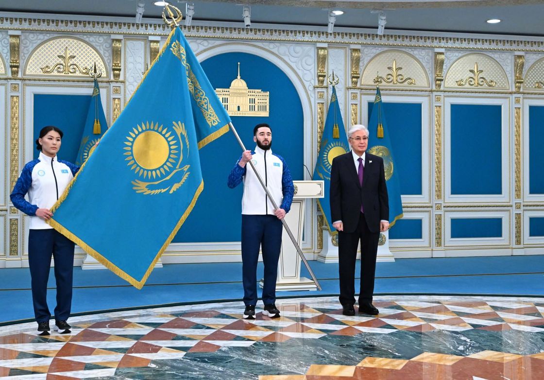 Токаев передал флаг страны олимпийцам.
