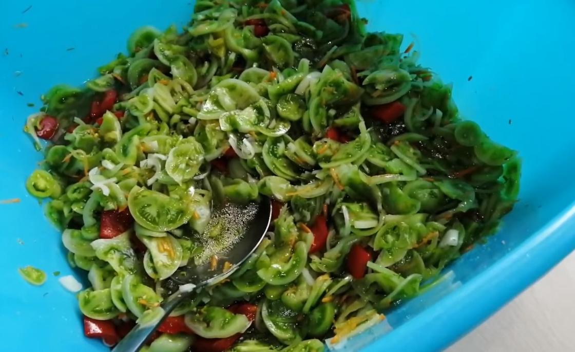 Нарезанный салат из зеленых помидоров