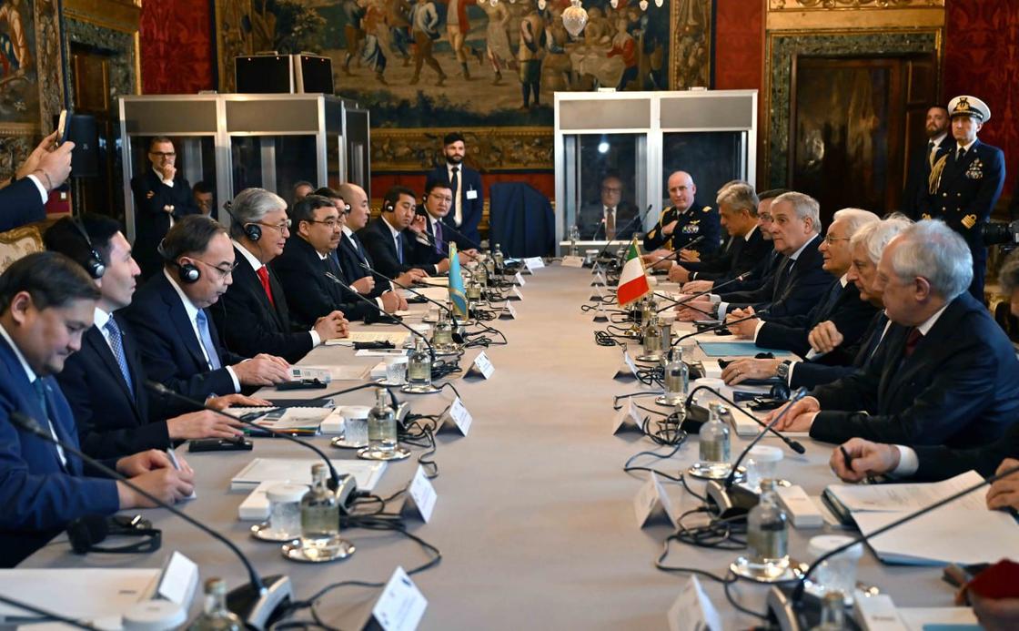 Казахстанские и итальянские чиновники сидят за столом