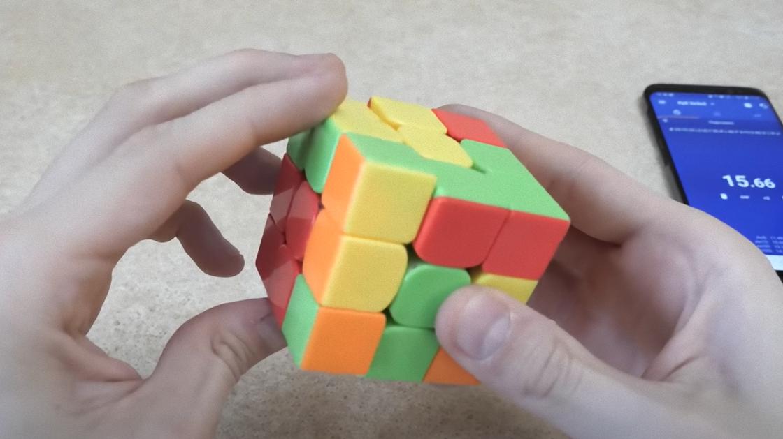 Кубик Рубика поворачивают, чтобы поставить красную пару кубиков на место