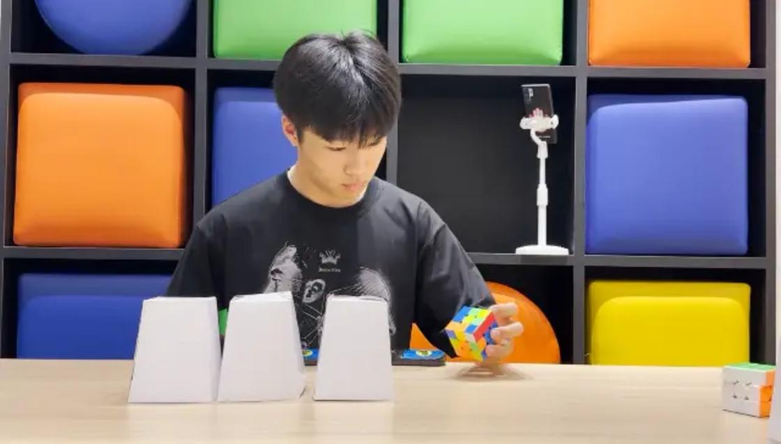 Ван Ибо собирает кубик Рубика одной рукой
