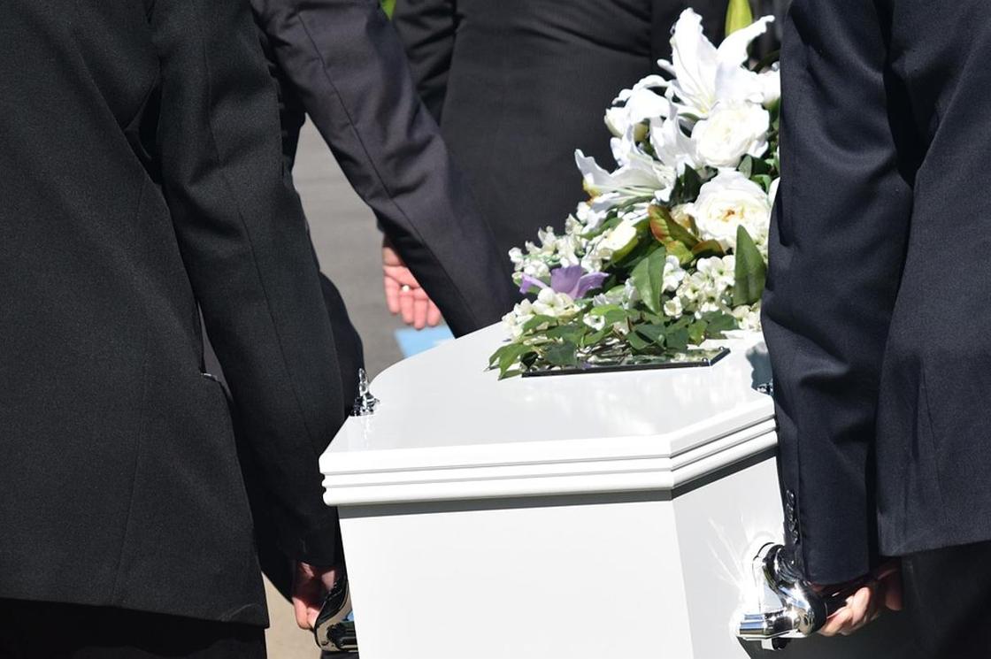 Покойник воскрес на своих похоронах, шокировав всех присутствующих