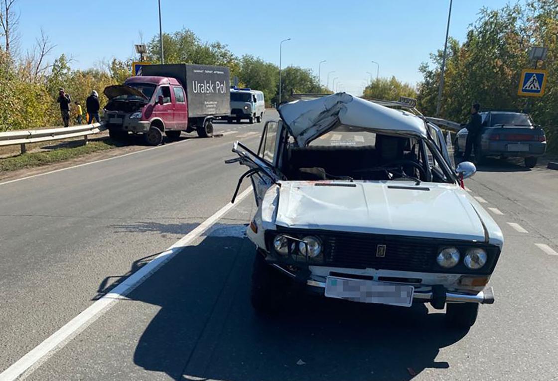 Поврежденная легковушка, попавшая в аварию в Уральске