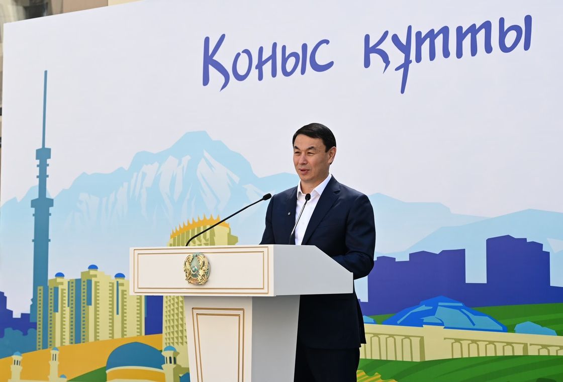Дархан Сатыбалды на вручении ключей от новых квартир