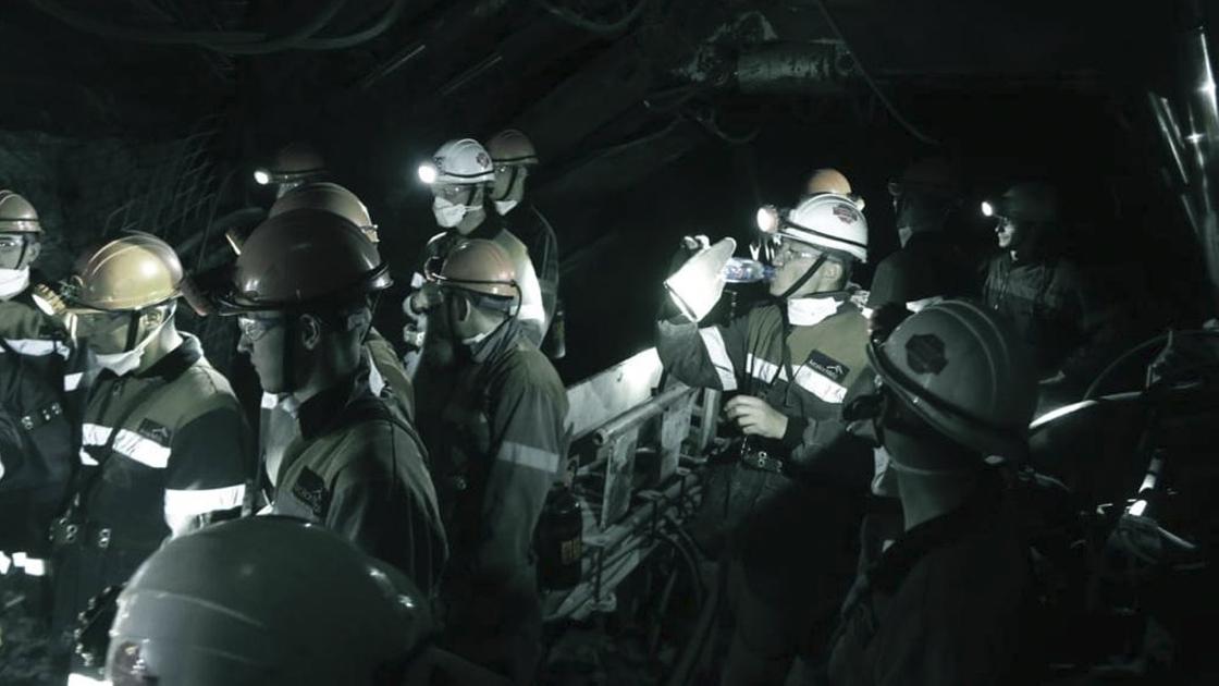 Военнослужащие в шахте
