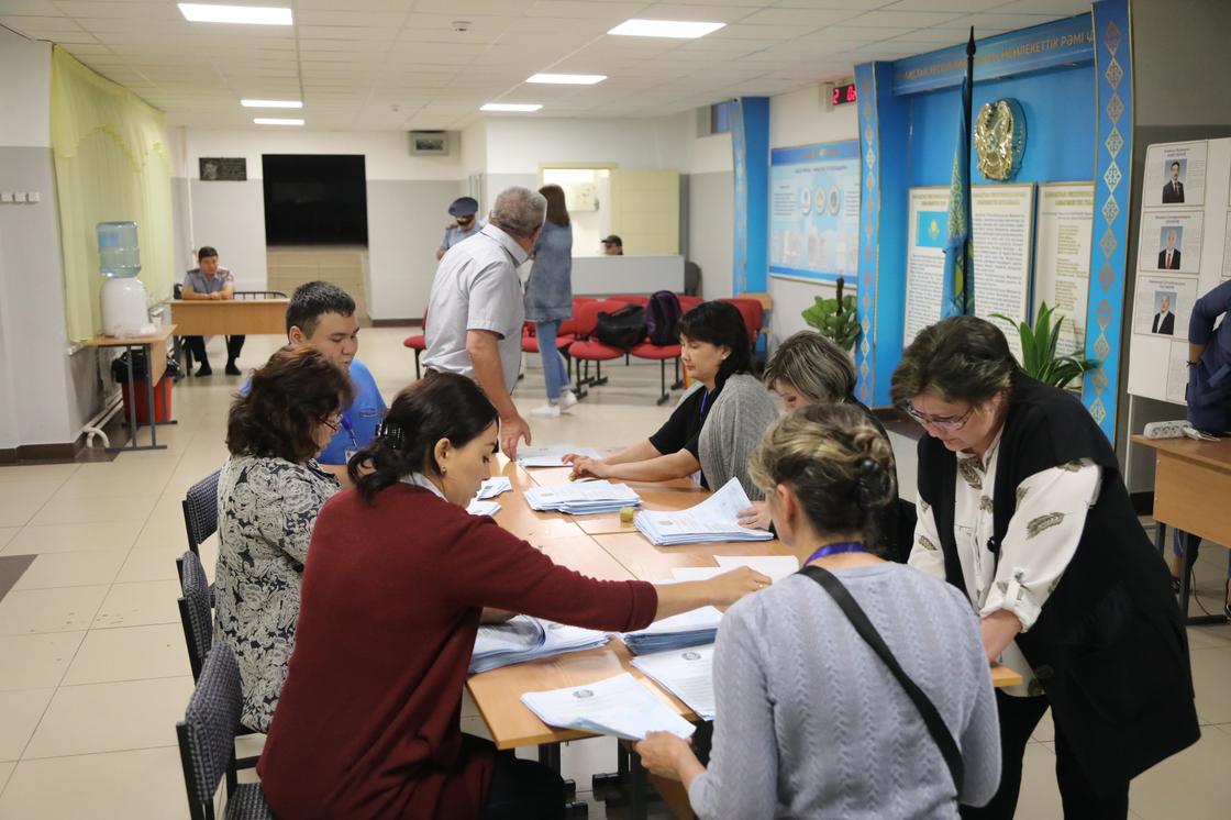 Голосование за нового президента завершено в 12 регионах Казахстана