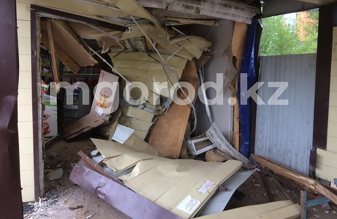Машина протаранила магазин на остановке в Уральске (фото)