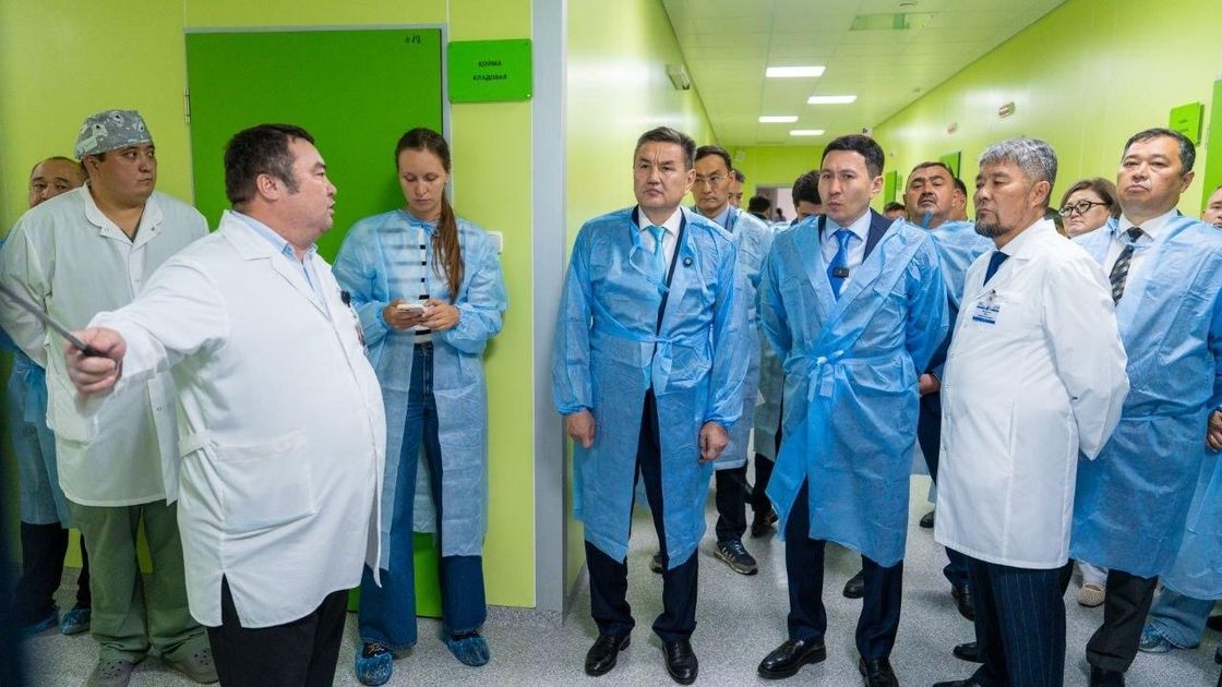 Встреча Нурымбета Сактаганова и Нурлана Жакупова в Центре матери и ребенка Усть-Каменогорска