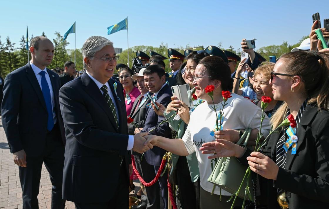 Касым-Жомарт Токаев встречается с людьми на церемонии возложения цветов к монументу "Отан Ана"