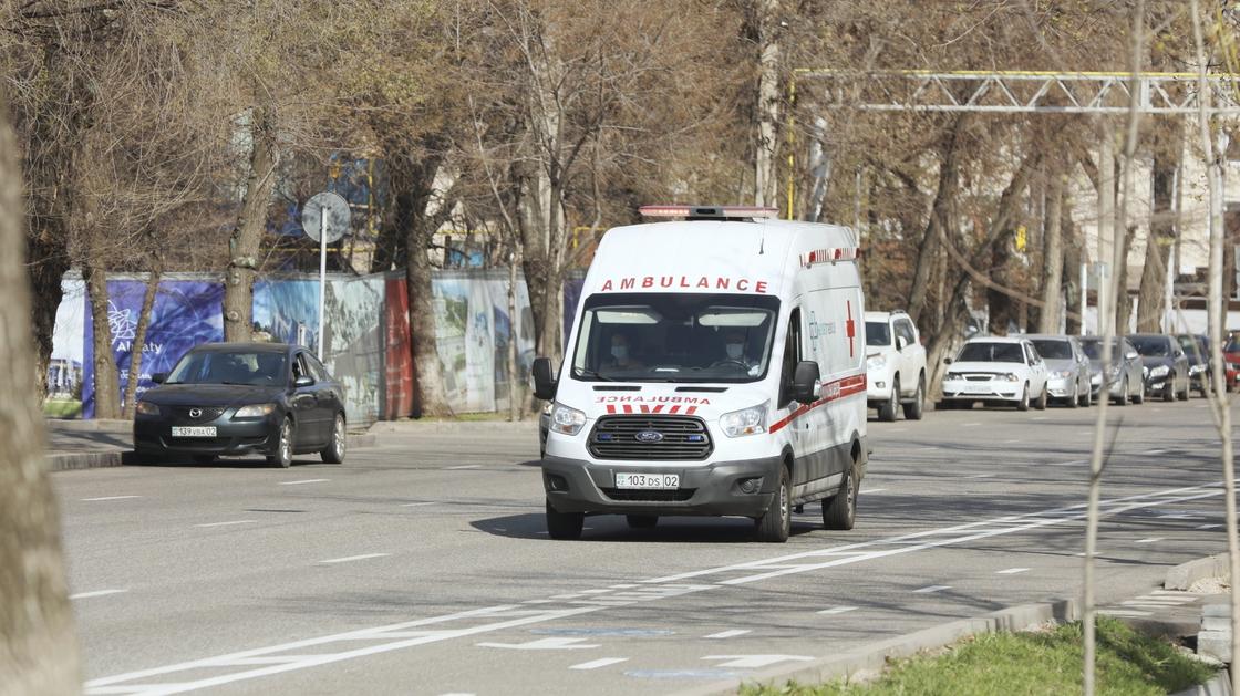 "Напишут коронавирус": мужчина внезапно умер на улице в Караганде