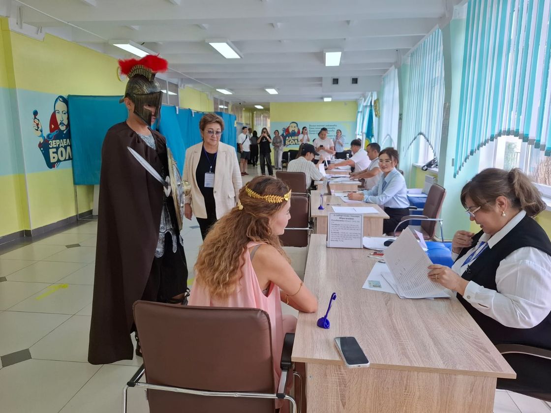 Алматинец пришел на избирательный участок в костюме Одиссея