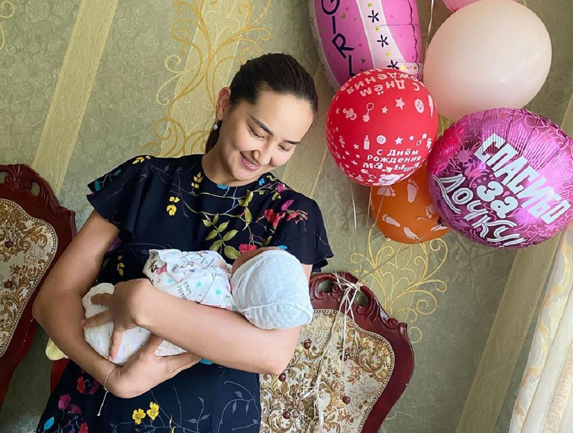 "у нас девочка" : 32 летняя Салтанат Бакаева заинтриговала снимком с новорожденной