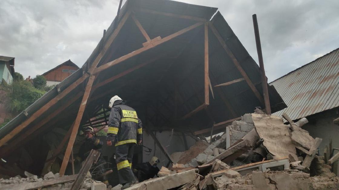 Дом развалился при взрыве газа в Алматы