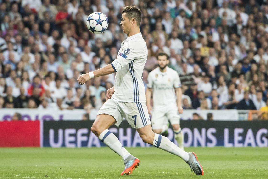 Роналду забивает третий гол в ворота "Атлетико" в полуфинале в 2016 году