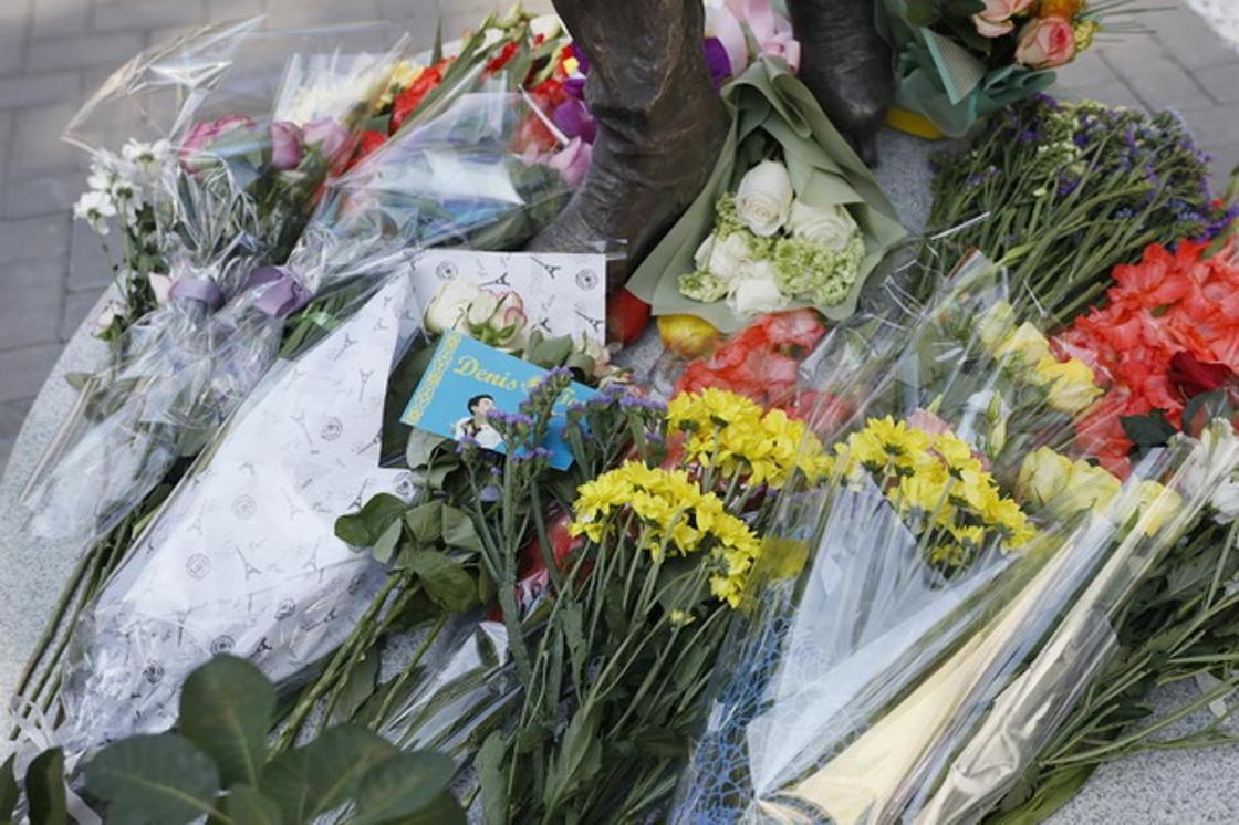 Всегда лежат цветы и не гаснут свечи: ас по Денису Тену прошел в Алматы (фото)