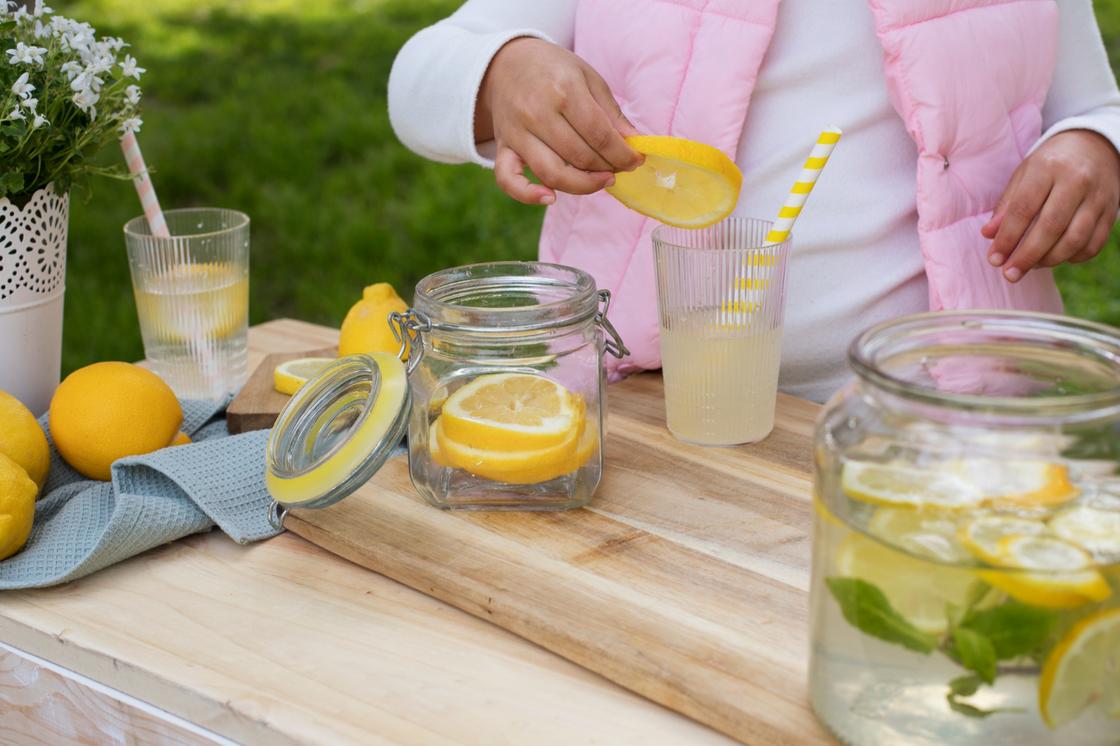 Подготовка воды с лимоном на пикнике