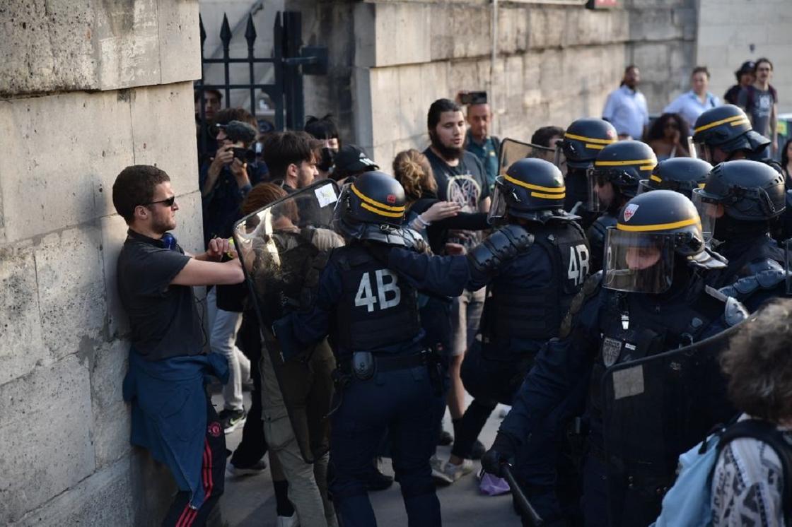 Протестующие и полиция в Париже
