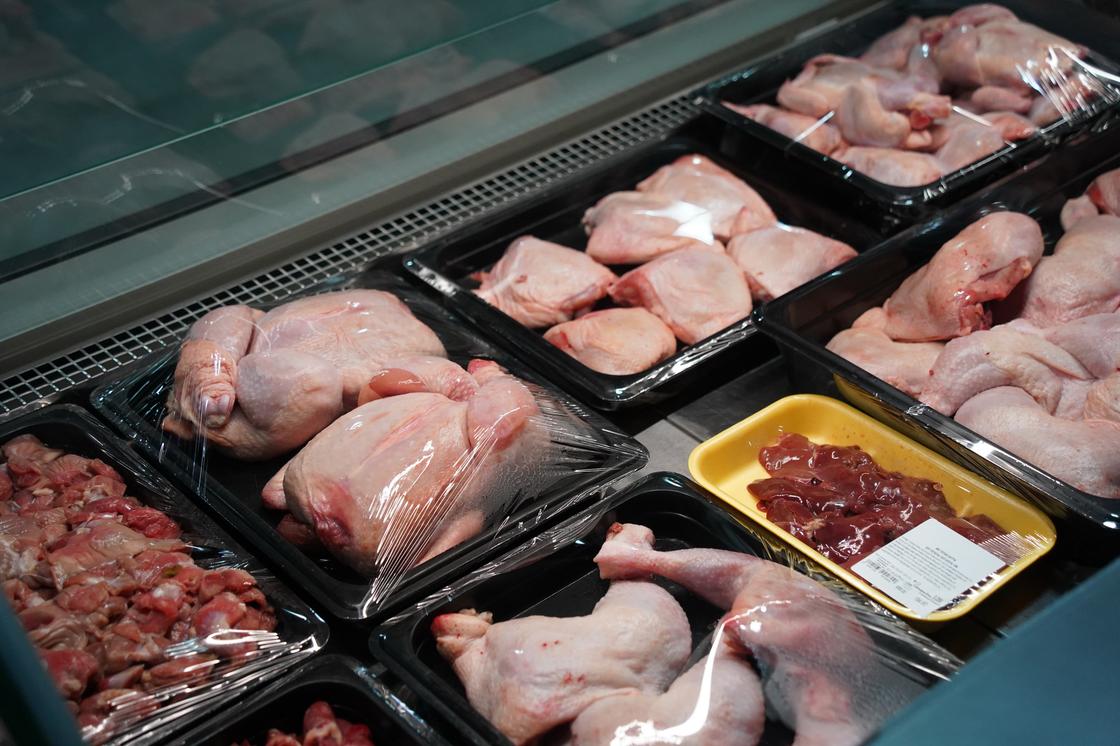 Разные виды мяса лежат на прилавке в супермаркете